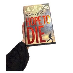 Book titled “Hope to Die” by James Patterson